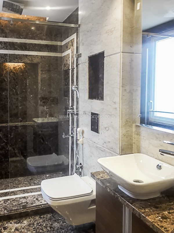 4 BHK Flat For Rent in Safdarjung Development Area