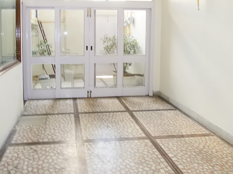 2 BHK Flat For Rent in Nizamuddin East
