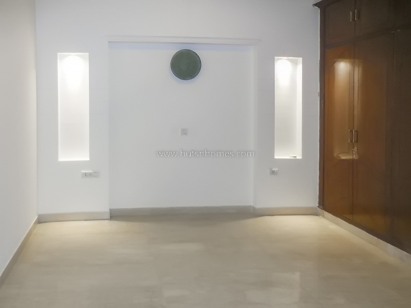 4 BHK Flat For Rent in West End Colony