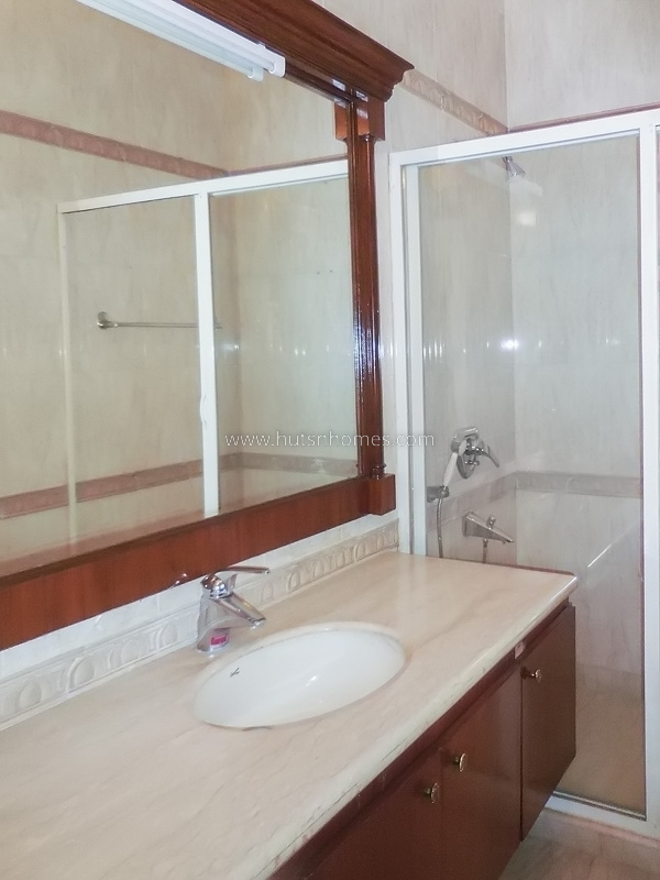 4 BHK Flat For Rent in West End Colony