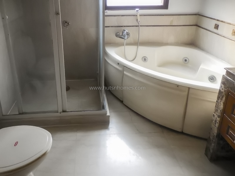 4 BHK Flat For Rent in West End Colony