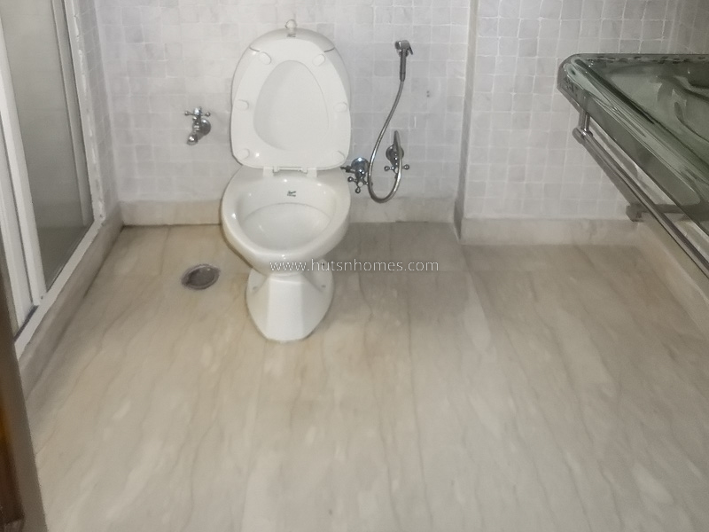 4 BHK Flat For Rent in West End Colony