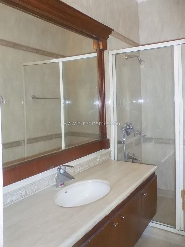 4 BHK Flat For Rent in West End Colony