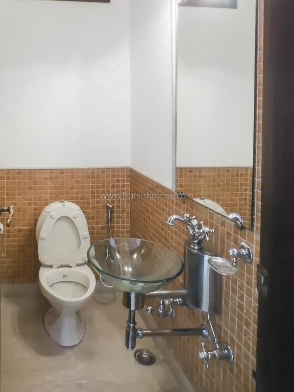 4 BHK Flat For Rent in West End Colony