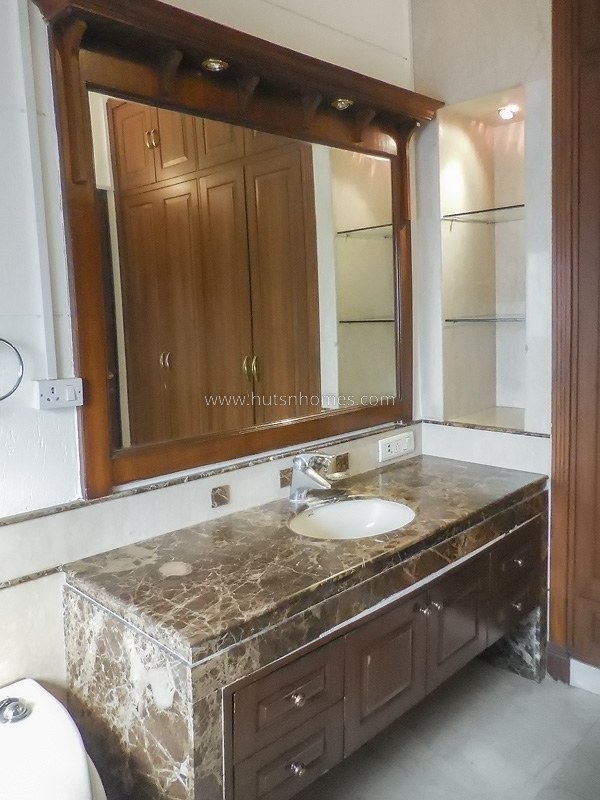 4 BHK Flat For Rent in West End Colony