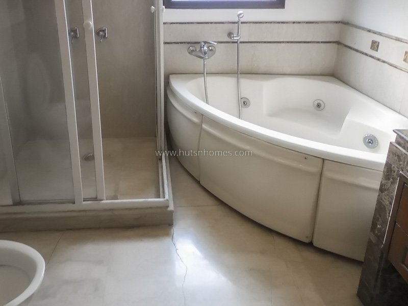 4 BHK Flat For Rent in West End Colony