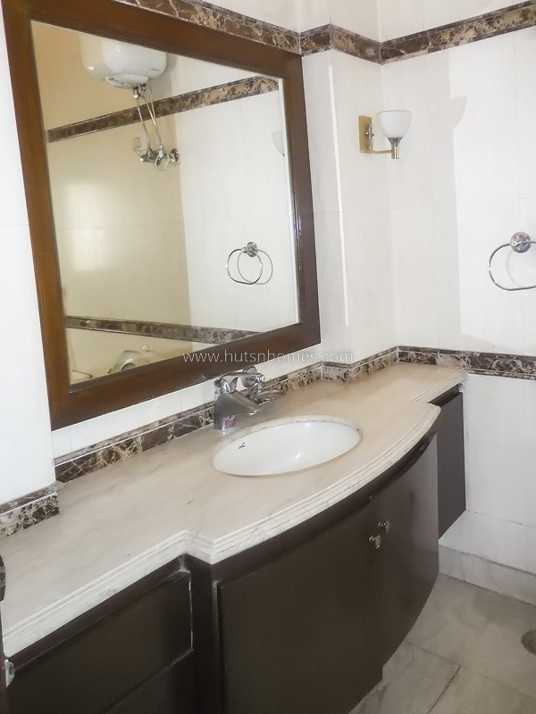 4 BHK Flat For Rent in West End Colony