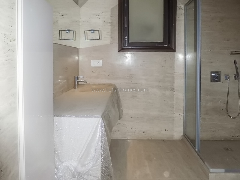4 BHK Flat For Rent in West End Colony
