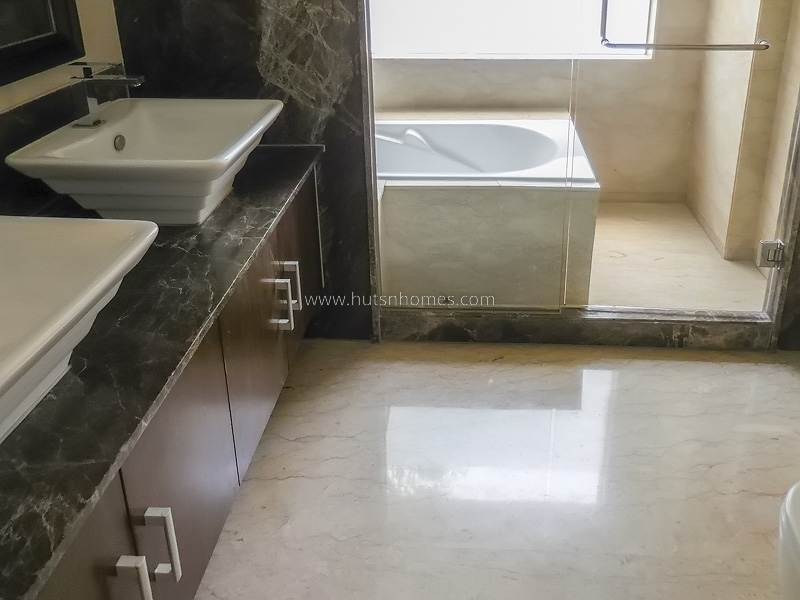 4 BHK Flat For Rent in West End Colony