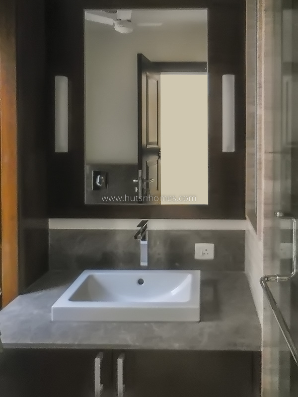 4 BHK Flat For Rent in West End Colony