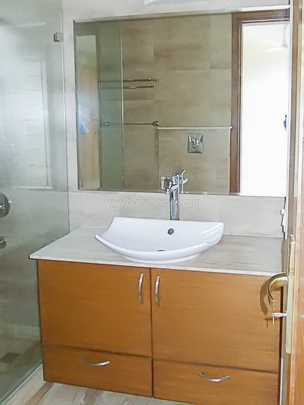 3 BHK Flat For Rent in Defence Colony