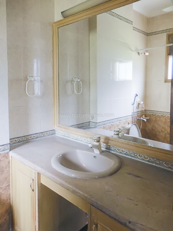 4 BHK Flat For Rent in Defence Colony