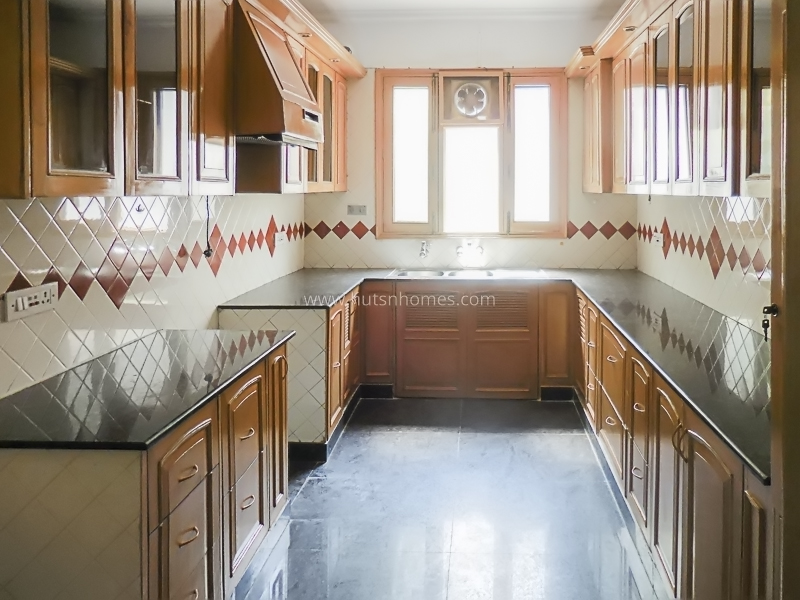 4 BHK Flat For Rent in Defence Colony