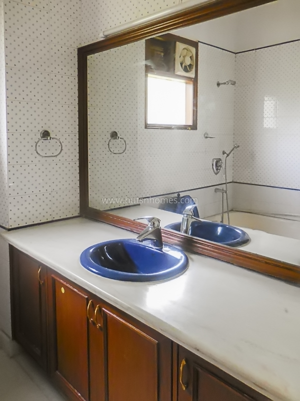 4 BHK Flat For Rent in Defence Colony