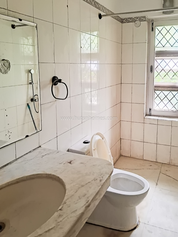 3 BHK Flat For Rent in Defence Colony