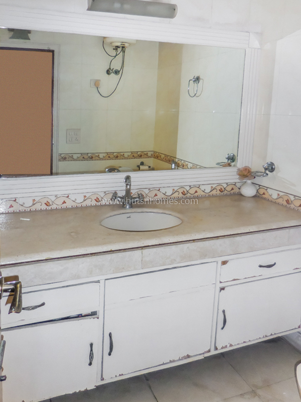 3 BHK Flat For Rent in Defence Colony