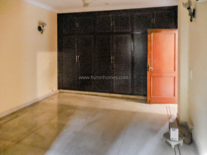3 BHK Flat For Rent in Defence Colony