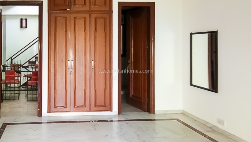 3 BHK Flat For Rent in Defence Colony