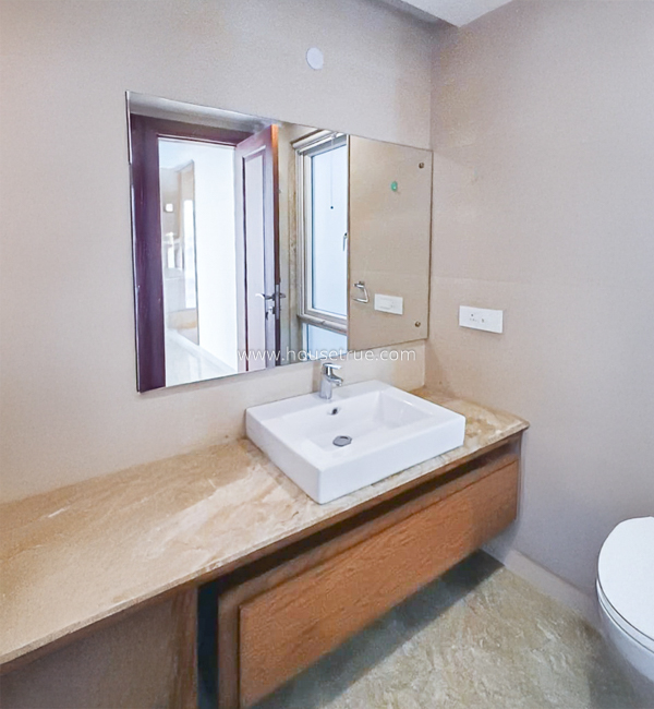 3 BHK Flat For Rent in Defence Colony