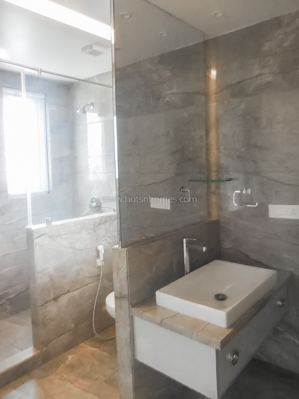 3 BHK Flat For Rent in Defence Colony