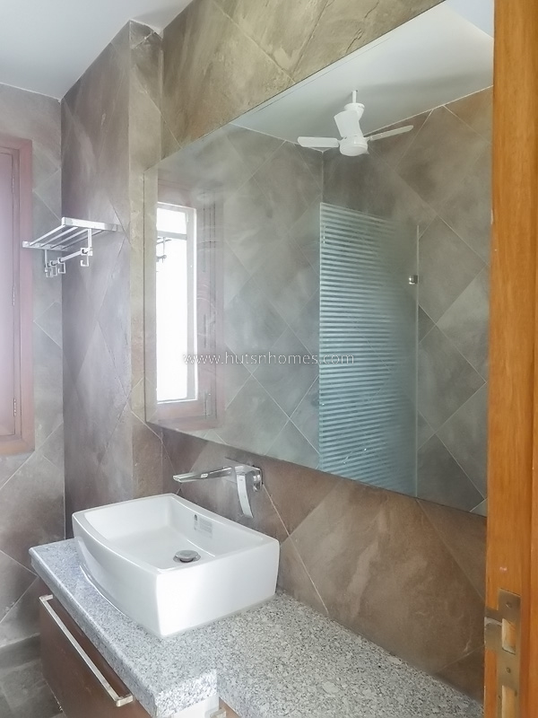 3 BHK Flat For Rent in Defence Colony