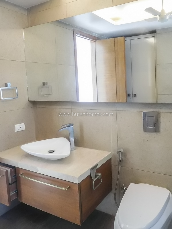 3 BHK Flat For Rent in Defence Colony