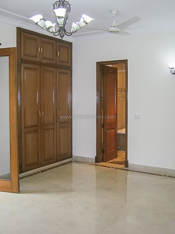 4 BHK Flat For Rent in Vasant Vihar