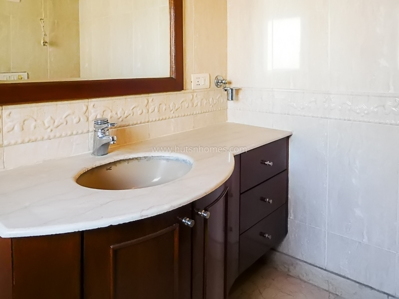 4 BHK Flat For Rent in Vasant Vihar