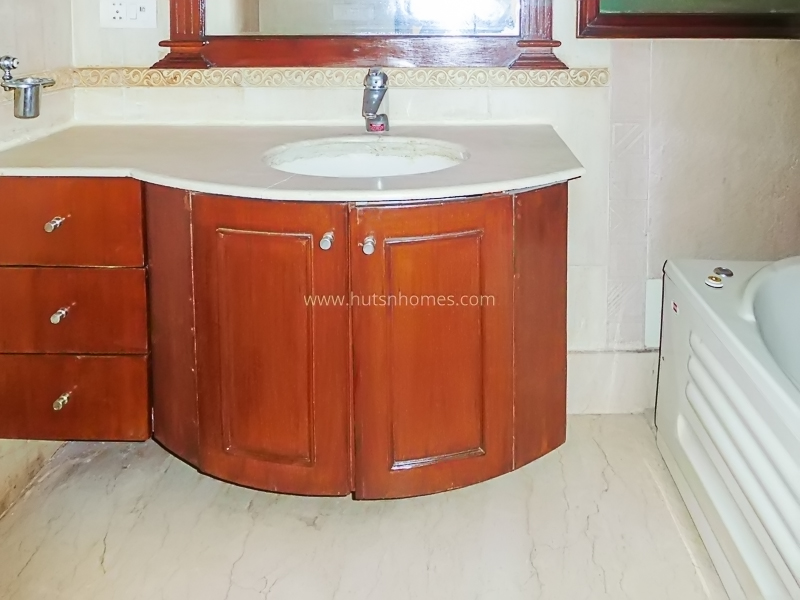 4 BHK Flat For Rent in Vasant Vihar