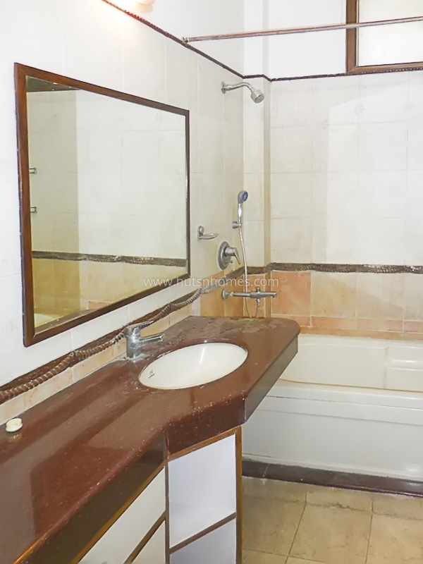 3 BHK Flat For Rent in Defence Colony