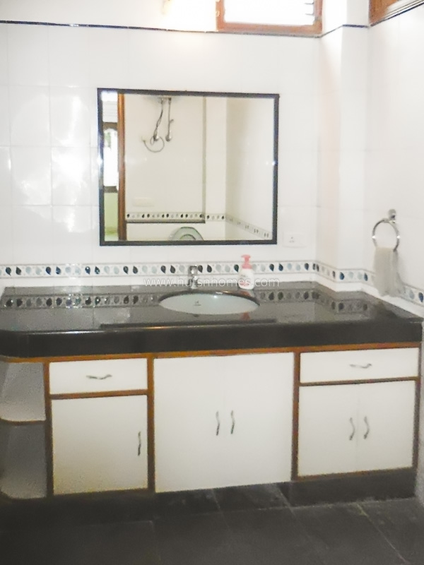 3 BHK Flat For Rent in Defence Colony