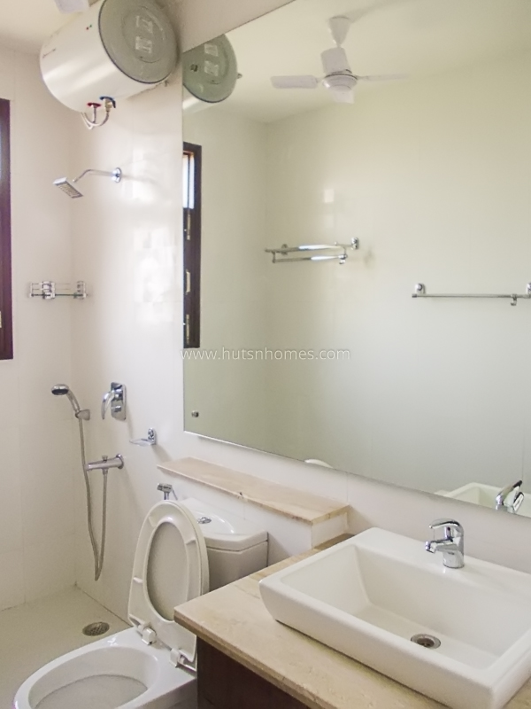 3 BHK Flat For Rent in Defence Colony