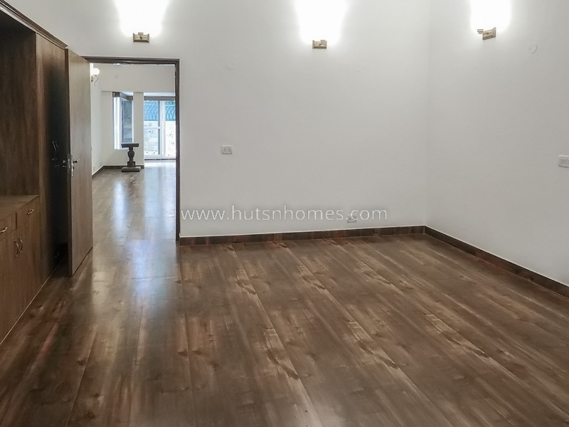 3 BHK Flat For Rent in Defence Colony