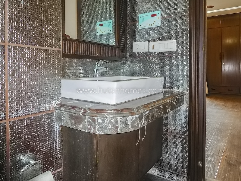 4 BHK Flat For Rent in Vasant Vihar
