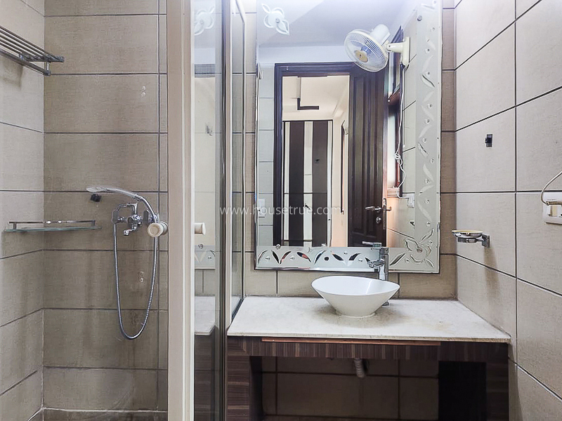 4 BHK Flat For Rent in Safdarjung Development Area