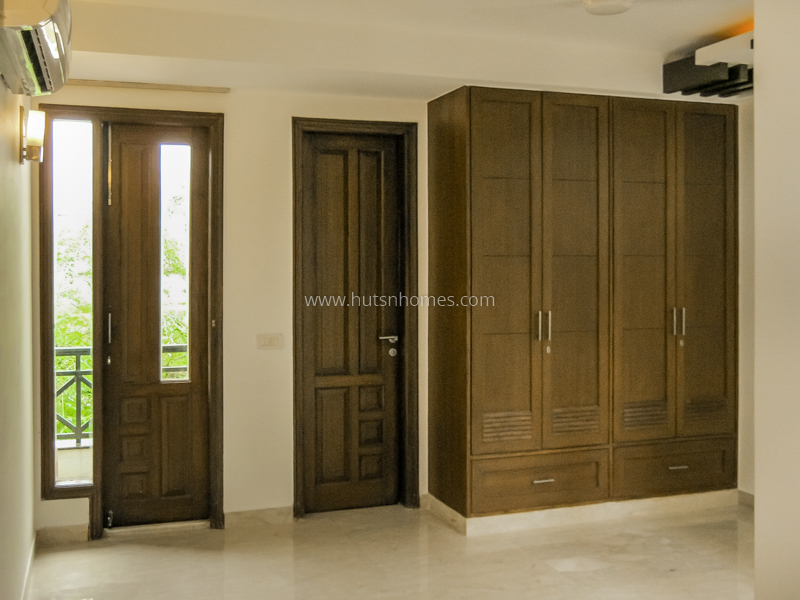 4 BHK Flat For Rent in Safdarjung Development Area