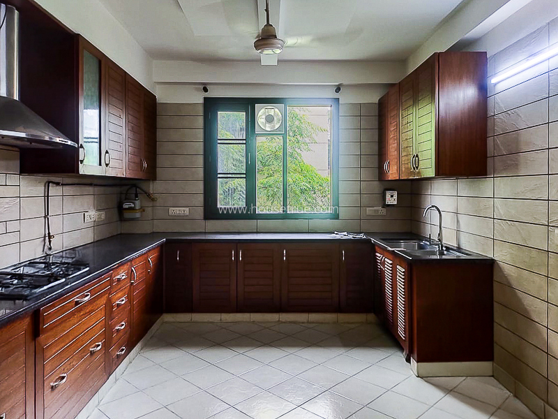 4 BHK Flat For Rent in Safdarjung Development Area