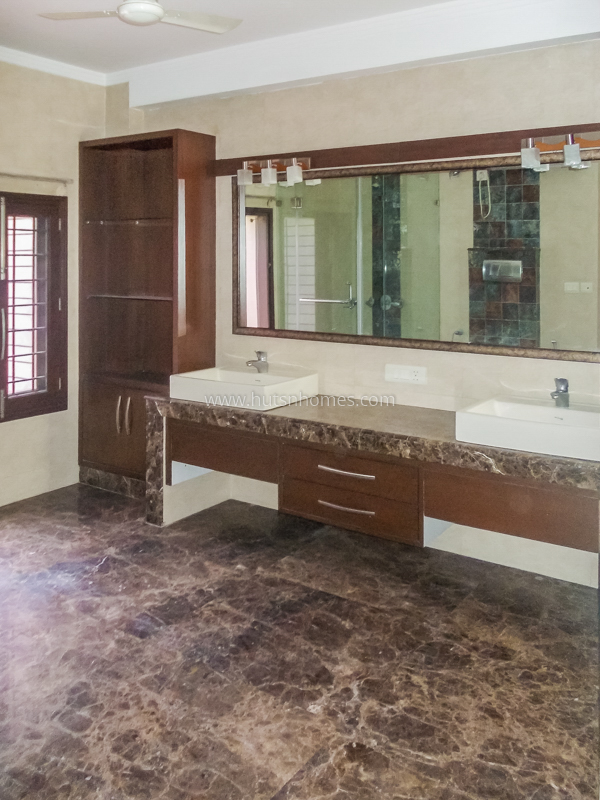 5 BHK Duplex For Rent in Defence Colony