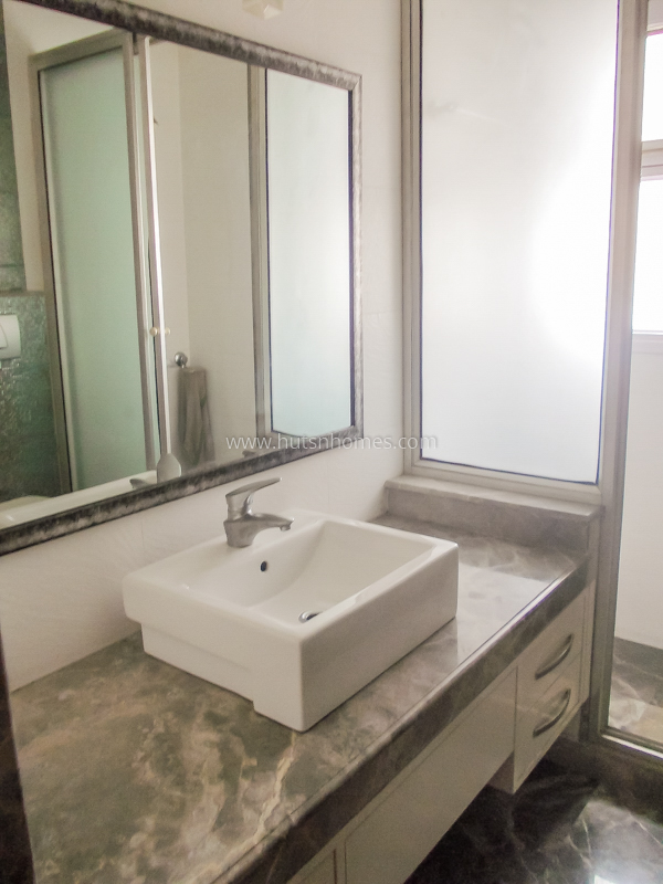 5 BHK Duplex For Rent in Defence Colony