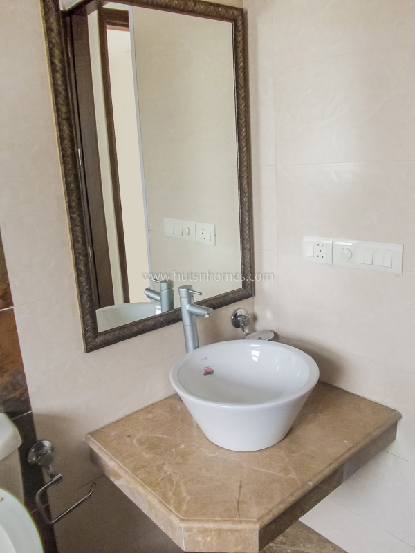 5 BHK Duplex For Rent in Defence Colony
