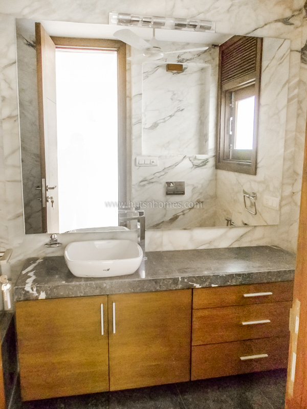 3 BHK Flat For Rent in Defence Colony