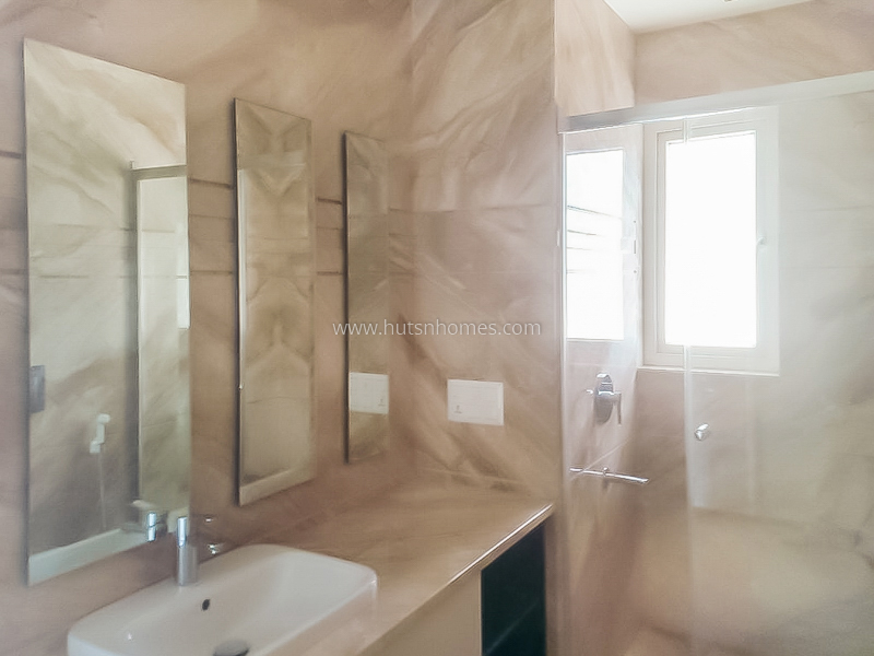 4 BHK Flat For Rent in Defence Colony