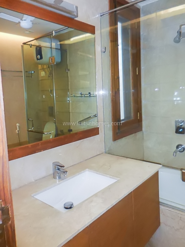 3 BHK Flat For Rent in Defence Colony