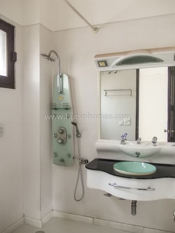 4 BHK Flat For Rent in Safdarjung Development Area