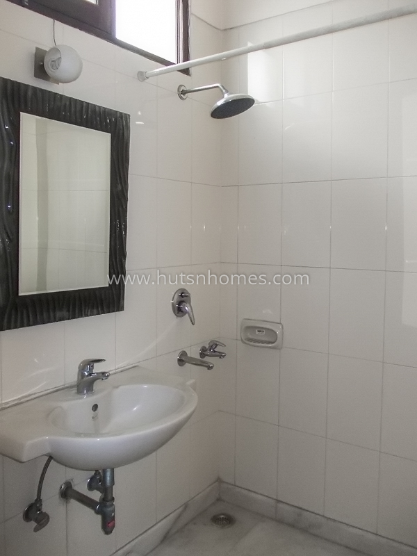 4 BHK Flat For Rent in Safdarjung Development Area