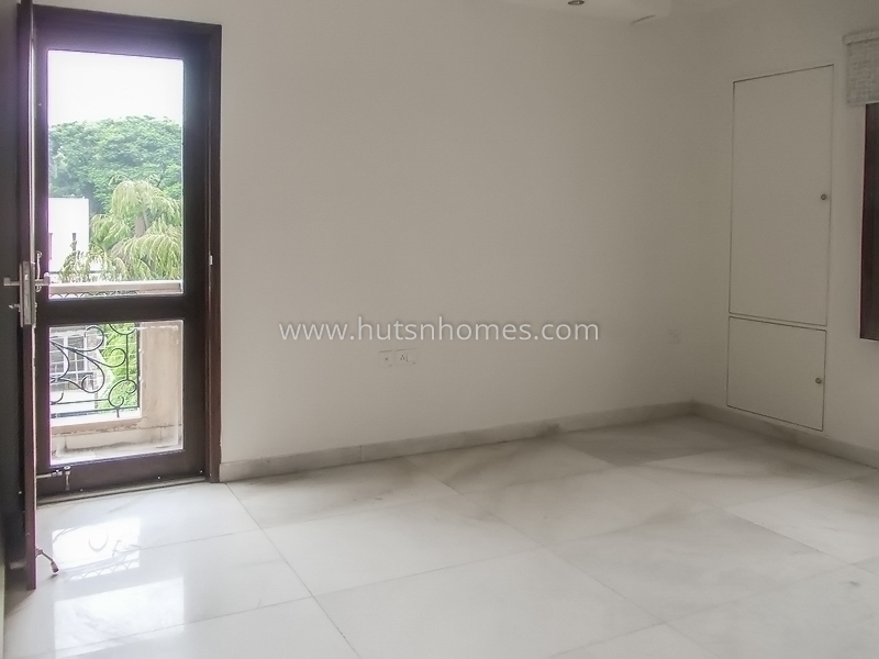 4 BHK Flat For Rent in Safdarjung Development Area