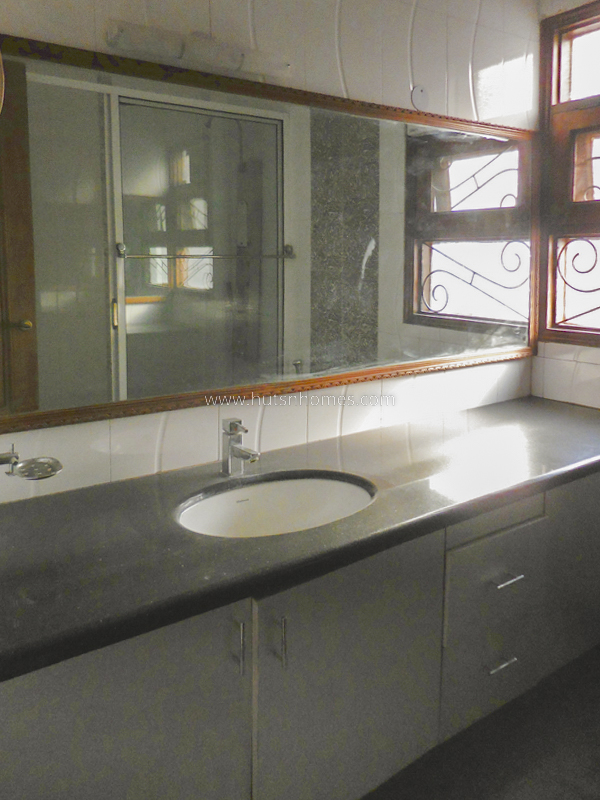 3 BHK Flat For Rent in Defence Colony