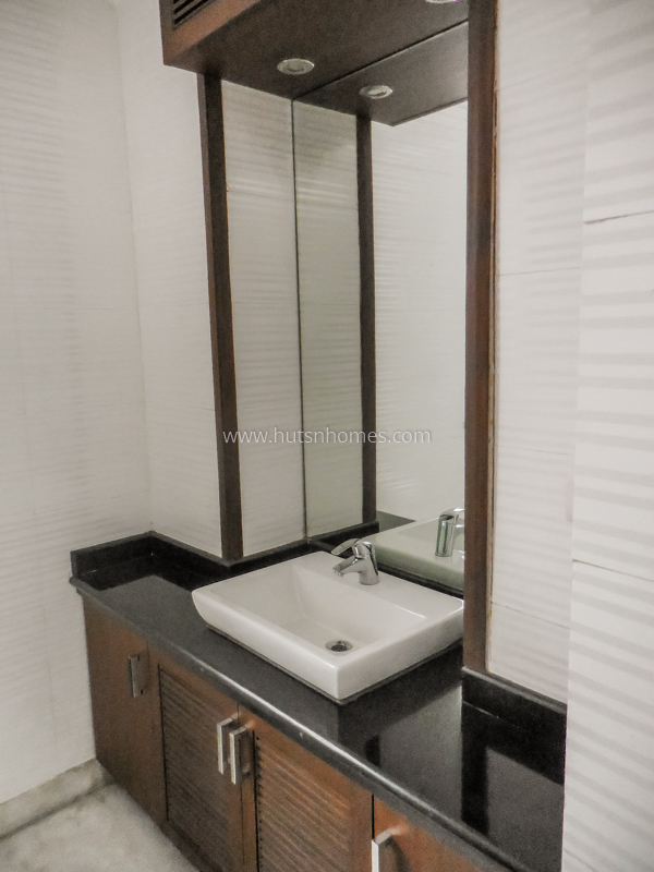 3 BHK Flat For Rent in Defence Colony