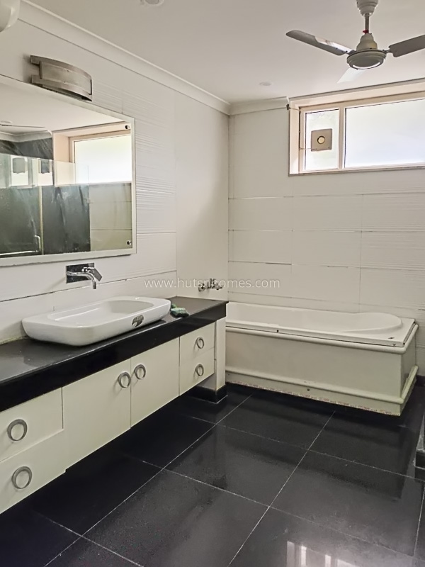 3 BHK Builder Floor For Rent in Defence Colony