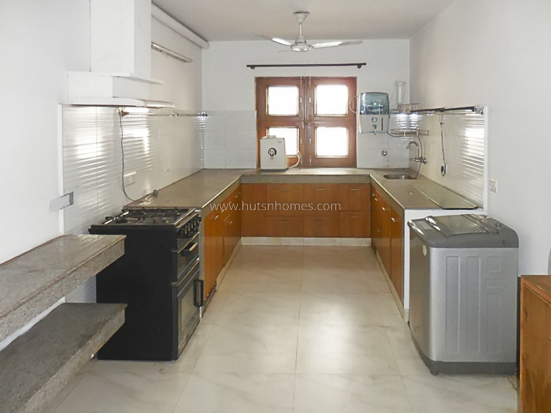 3 BHK Flat For Rent in Defence Colony
